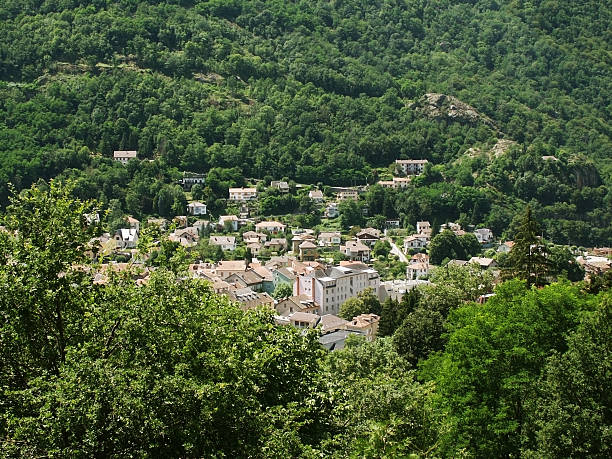 visiter Ax-Les-Thermes, village niché dans son écrin de verdure.